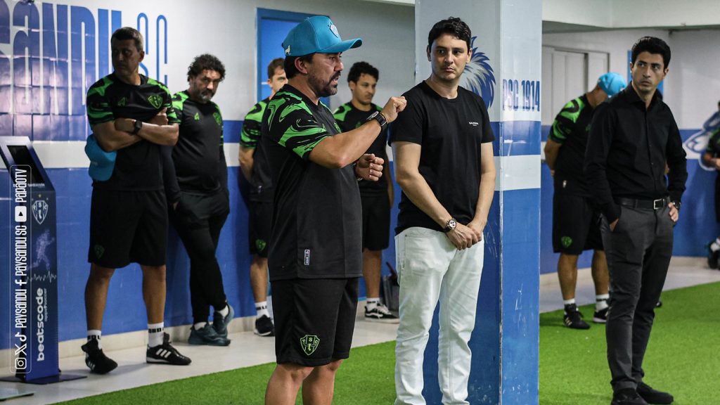 Novo treinador conversando com o elenco e diretoria – Crédito: Jorge Luís Totti e Matheus Vieira Novo treinador conversando com o elenco e diretoria - Crédito: Jorge Luís Totti e Matheus Vieira