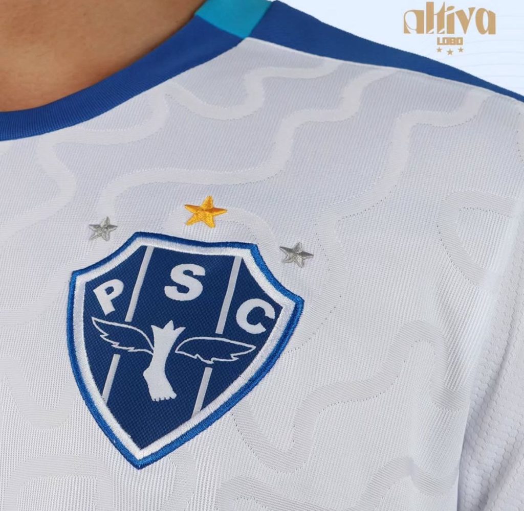 Detalhes do novo uniforme com escudo bordado – Crédito: Reprodução/Redes sociais do clube Detalhes do novo uniforme com escudo bordado - Crédito: Reprodução/Redes sociais do clube