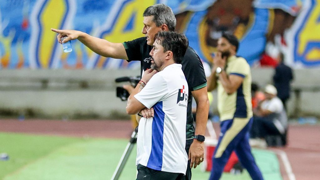 Técnico analisa time com comissão técnica – Crédito: Jorge Luís Totti Técnico analisa time com comissão técnica - Crédito: Jorge Luís Totti