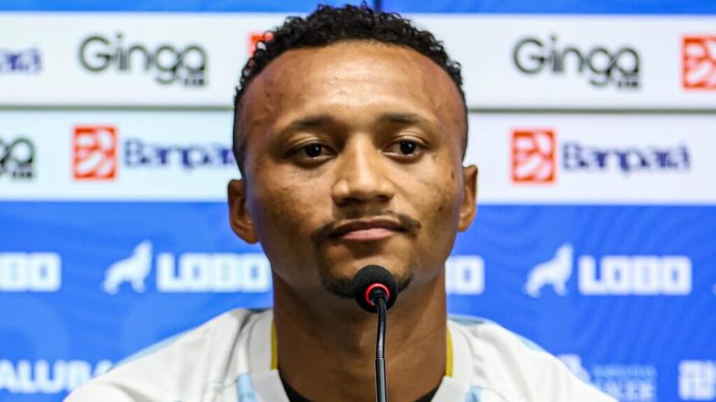 O lateral-esquerdo Reverson foi apresentado oficialmente como atleta bicolor. O lateral-esquerdo Reverson foi apresentado oficialmente como atleta bicolor. (Foto: Matheus Vieira/ Paysandu)