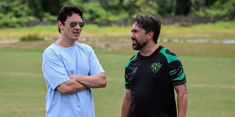 Roger aguilera e Luizinho Lopes O presidente do Paysandu, Roger Aguilera (à esquerda) conversando com o técnico Luizinho Lopes (à direita) (Matheus Vieira/Paysandu)