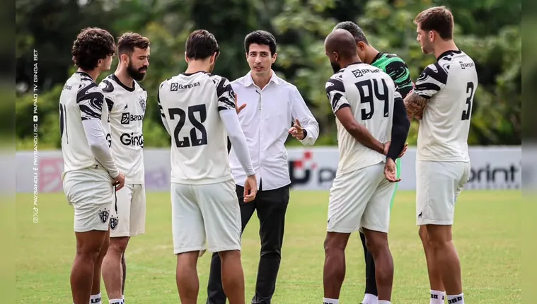 paysandu escalações Executivo de futebol Felipe Albuquerque em conversa com os jogadores do Paysandu | Matheus Vieira, ascom Paysandu