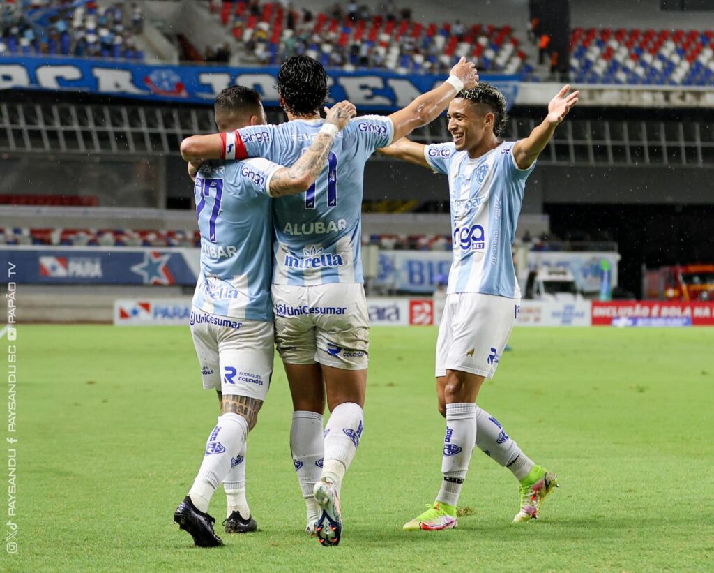 Rossi comemorando gol paysandu