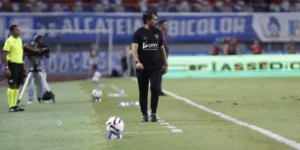 Técnico Luizinho Lopes observa atento a partida do Paysandu contra o Athletico-PR, pela estreia da Série B, à beira do gramado do Mangueirão.