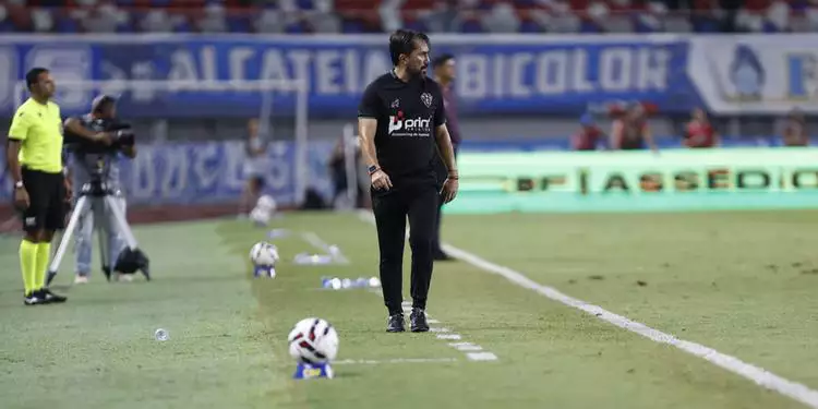 luizinho-lopes-paysandu-serieb-2025 Técnico Luizinho Lopes observa atento a partida do Paysandu contra o Athletico-PR, pela estreia da Série B, à beira do gramado do Mangueirão.