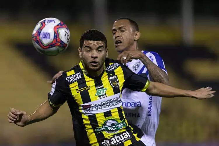 Volta-Redonda-x-Paysandu-Raulinho-de-Oliveira-Leandro-Silva-lateral-direito