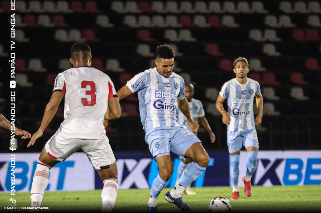 1356574-botafogo-marca-no-fim-afunda-paysandu-e-fica-mais-perto-de-d